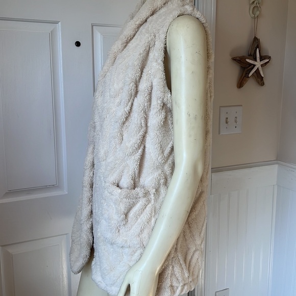 Koolaburra Ivory Textured Vest for Women - Picture 4 of 11